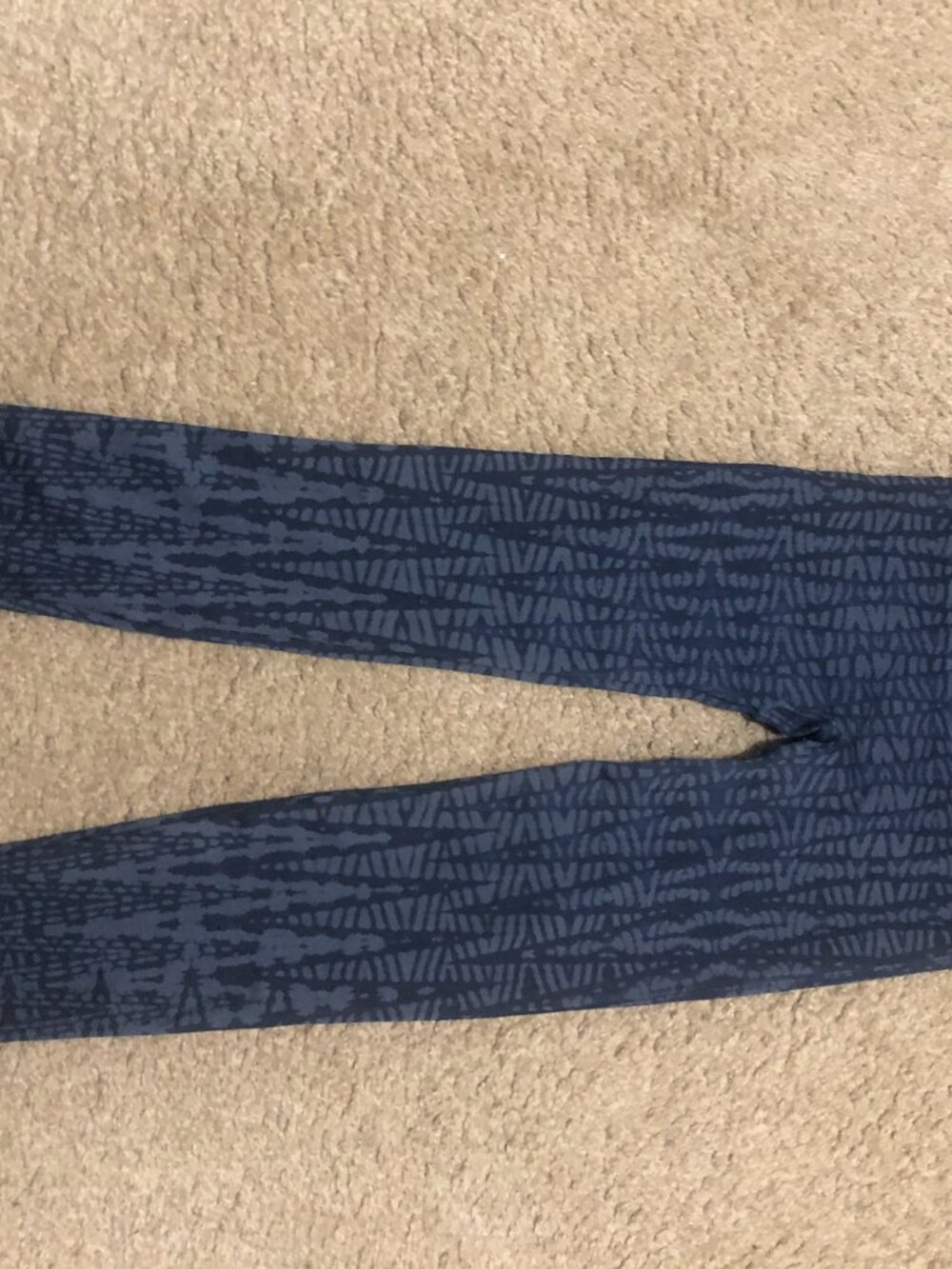 Spanx Look at Me Now Seamless Leggings in the Indigo Geo print. Size L - Picture 5 of 8